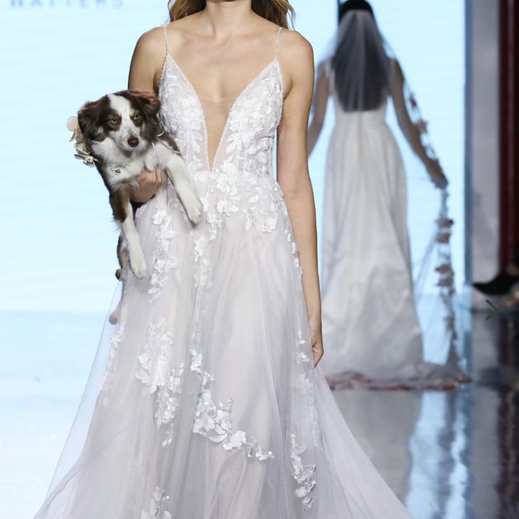 BRAND NEW NEVER WORN! Beautiful Watters wedding dress size 8 - Picture 5 of 5